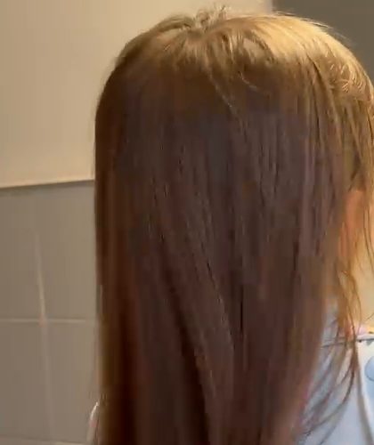 Gli stessi capelli pettinati e asciugati, lisci e senza nodi
