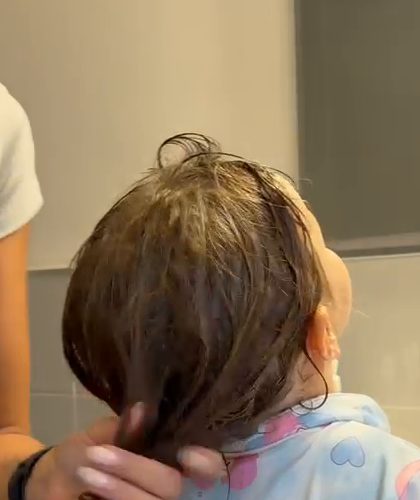 Capelli bagnati e annodati dopo il bagnetto